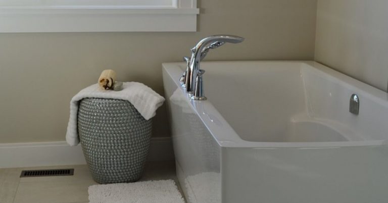 acrylic-vs-fiberglass-bathtubs