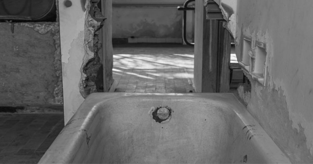 bathtub-refinish-vs-bathtub liners