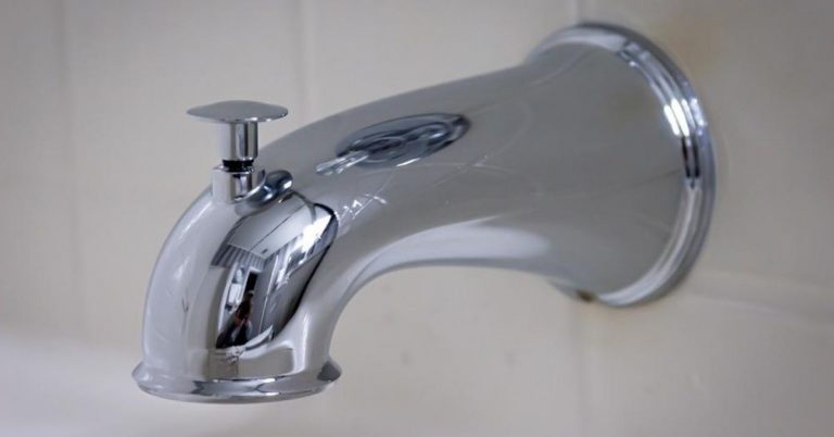 shower-diverter-on -a-bathtub-spout
